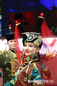 День России в Туве: поднятие флага, вручение паспортов и концерт