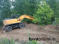 Техника МУП "Благоустройство" устраняет последствия паводка на Правобережных дачах Кызыла Техника МУП "Благоустройство" устраняет последствия паводка на Правобережных дачах Кызыла