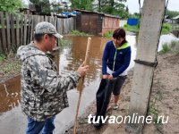 Техника МУП "Благоустройство" устраняет последствия паводка на Правобережных дачах Кызыла