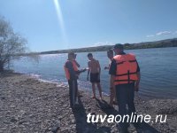В жару в ходе рейдов на берегу Енисея кызылчанам объясняют правила безопасного поведения на воде