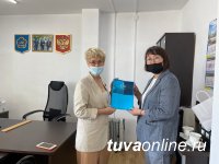 Сенатор Дина Оюн передала в Национальный архив Тувы документы дипломата Бориса Мельникова, подписавшего в 1925 году от НКИД России соглашение с ТНР