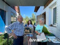 Супругов Виктора и Галину Виниченко с 50-летием совместной жизни поздравил мэр Кызыла