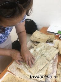 В Туве в год 100-летия ТНР при капремонте старого здания на чердаке обнаружены документы, датированные 1926 годом