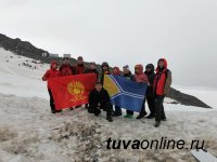 Альпинисты Тувы покорили вершину горы Эльбрус