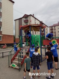 В Кызыле единороссы обновляют дворовые и спортивные площадки В Кызыле единороссы обновляют дворовые и спортивные площадки