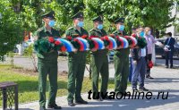 В Туве возложили цветы к памятнику основателя тувинской государственности Монгуш Буян-Бадыргы