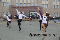 На праздничной линейке ТувГУ чествовали первокурсников, набравших максимальное количество баллов по ЕГЭ