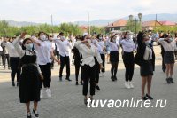 На праздничной линейке ТувГУ чествовали первокурсников, набравших максимальное количество баллов по ЕГЭ
