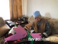 Накануне Дня города сотрудники мэрии навестили Почетных граждан Кызыла