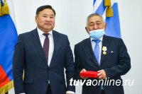 В Доме правительства Тувы состоялась церемония вручения госнаград В Доме правительства Тувы состоялась церемония вручения госнаград
