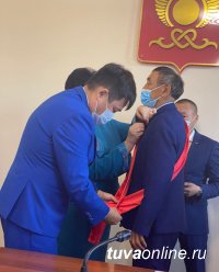 63-м Почетным гражданином Кызыла стал ветеран связи, бывший руководитель Кызыла Дмитрий Донгак