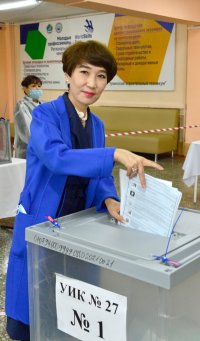 Врио главы Тувы Владислав Ховалыг проголосовал на избирательном участке в Кызыле