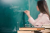 Учителя Тувы получат перерасчет зарплаты за сентябрь с учетом новой системы оплаты педагогического труда