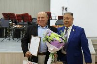В Кызыле отметили 75-летний юбилей заслуженного работника культуры Тувы и России Виктора Нагорного