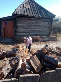 Социальный работник Тоора-Хема Айлан Байгыжык помогла наколоть дрова пожилой сельчанке
