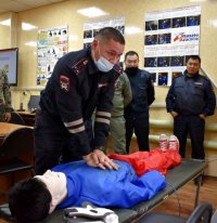 В Кызыле инспекторы ДПС отрабатывают практические навыки оказания доврачебной помощи пострадавшим в автоавариях