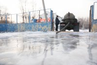 В Кызыле начали заливать хоккейные коробки