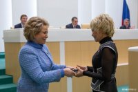 Сенатора Дину Оюн поздравила Председатель Совета Федерации Валентина Матвиенко