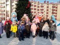 В микрорайонах Кызыла проводятся уличные Новогодние представления для детей