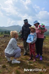 В Туве победители и призеры конкурса творческих работ среди детей оленеводов и сарлыководов получили призы от сенатора