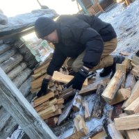 Активисты "Добрые Сердца Тувы"  помогли одинокой бабушке приготовить дрова до конца зимы
