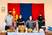 Монгольских студентов, которые не смогли уехать домой на Шагаа, поздравили в Кызыле