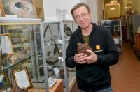 В Уральский геологический музей передан метеорит весом 3 кг, найденный в Туве на реке Чинге
