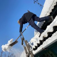  «Добрые Сердца Тувы» помогли очистить от снега крышу дома 82-летней жительницы пгт Каа-Хем 