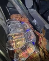 Супружеская пара из Эрзина пыталась провезти в Туву 100 литров нелегального алкоголя