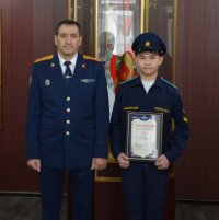 Главный следователь Тувы вручил награду юному кадету Ай-Демиру Монгушу за спасение утопающего человека