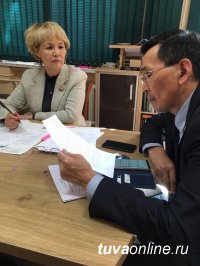 Сенатор Дина Оюн предложила министру МВД  по Республике Тыва в ходе его отчета в парламенте чаще выезжать в кожууны