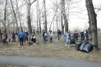 Cтуденты и преподаватели ТувГУ убрали Молодежный парк Кызыла