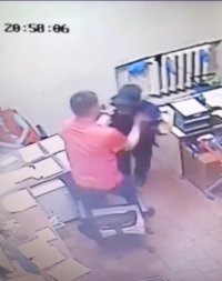 В Туве полиция ищет работника супермаркета, который ударил пожилого посетителя