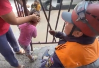 В Туве спасатели освободили ребенка, застрявшего в прутьях перил