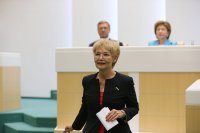 Сенатор Дина Оюн представила в весеннюю сессию Совета Федерации на заседании комитета более 40 вопросов