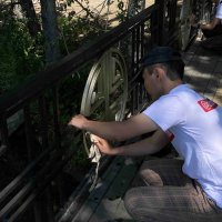 "Добрые сердца Тувы" отмыли конструкции мостов в Национальном парке