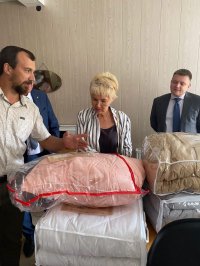 Сенатор Дина Оюн посетила фабрику, переребатывающую овечью шерсть из Тувы