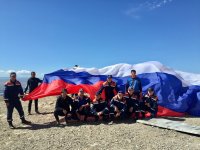 В Туве российский триколор вознесли на гору Догээ на высоту 1002 м