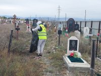 В Кызыле правонарушители отрабатывают вину, благоустраивая городское кладбище 