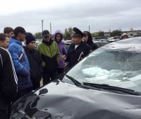 Инспекторы ГИБДД Тувы проводят для студентов лекции о безопасности на фоне разбитых в авариях машин