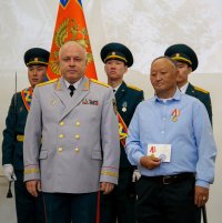 В честь 90-летнего юбилея Гражданской обороны страны в Туве награждены лучшие работники отрасли