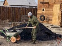 Бойцы тувинского ОМОН помогли подготовиться к зиме семье погибшего товарища