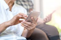 Пенсионеры Тувы переходят с кнопочных телефонов на смартфоны
