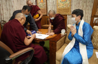 Далай-лама подарил реликвию Будды и свои одежды монастырю в Туве