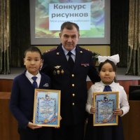 Министр МВД Тувы Сергей Кондрашов наградил победителей конкурса рисунка среди детей полицейских
