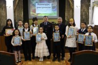 Министр МВД Тувы Сергей Кондрашов наградил победителей конкурса рисунка среди детей полицейских