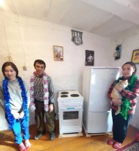 В бай-тайгинском селе Бай-Тал (Тува) многодетному отцу к Новому году подарили кухонную плиту и холодильник