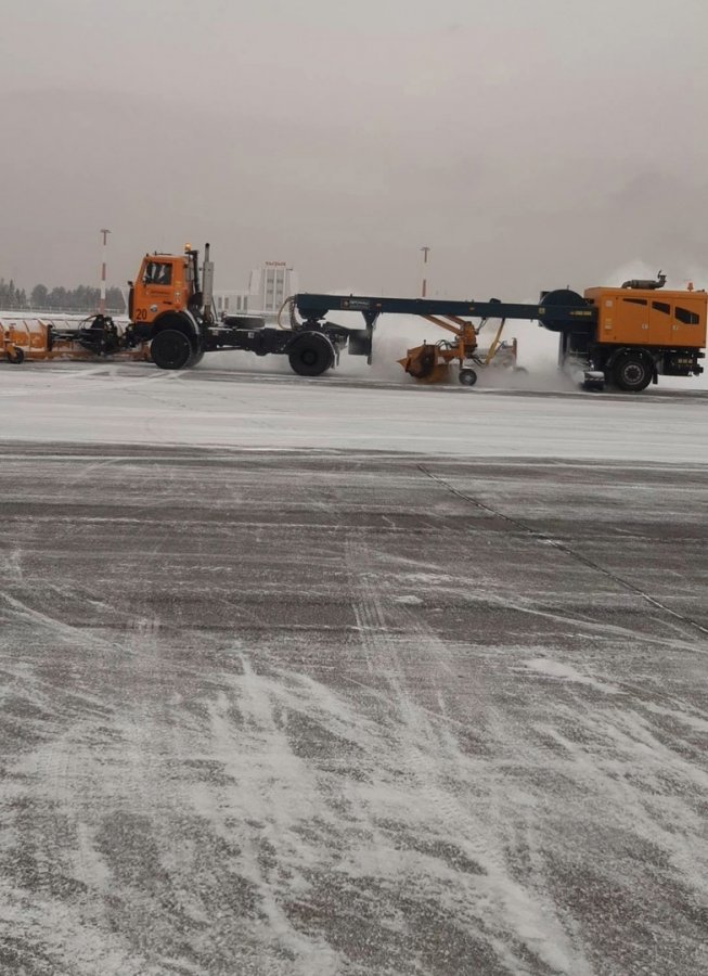 Аэропорт Кызыла оперативно очищает от снега мощная техника » Тува-Онлайн