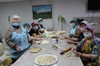 Одинокие пенсионеры Кызыла получат к праздничному столу домашние пельмени от Центра общения старшего поколения