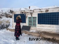 Сенатор Дина Оюн подарила к Шагаа верблюдоводу Радию Байкара солнечную батарею Сенатор Дина Оюн подарила к Шагаа верблюдоводу Радию Байкара солнечную батарею